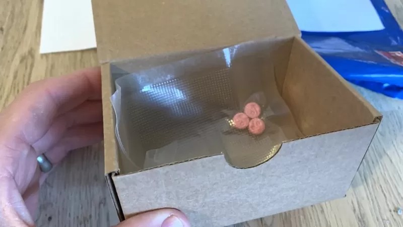 As drogas chegaram em uma embalagem de papelão (Foto: BBC)