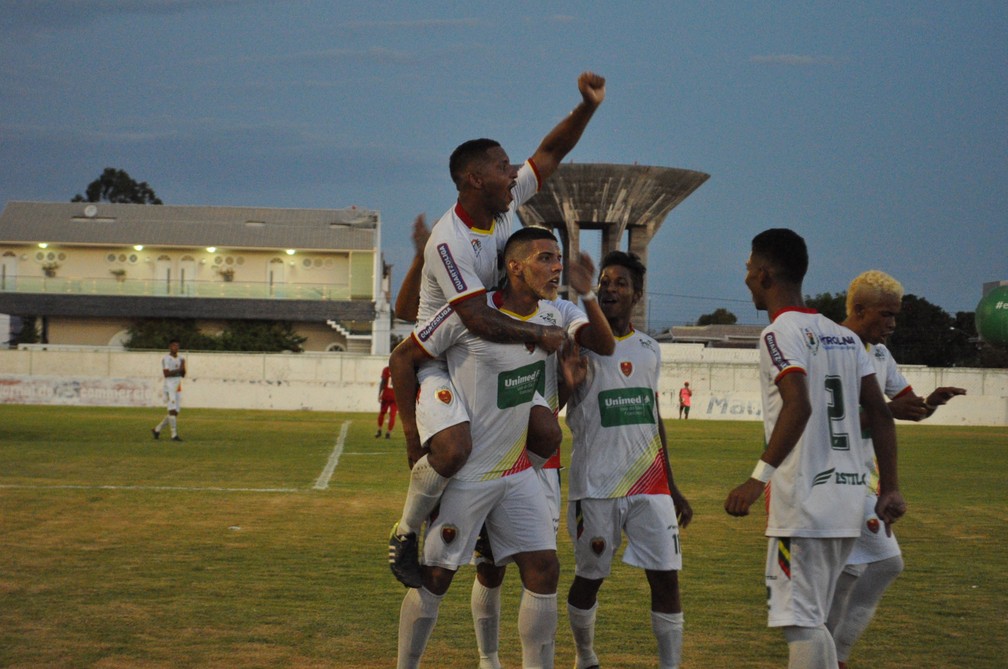 Jogadores do Petrolina comemoram o terceiro gol do time, marcado por Eduardo — Foto: Emerson Rocha