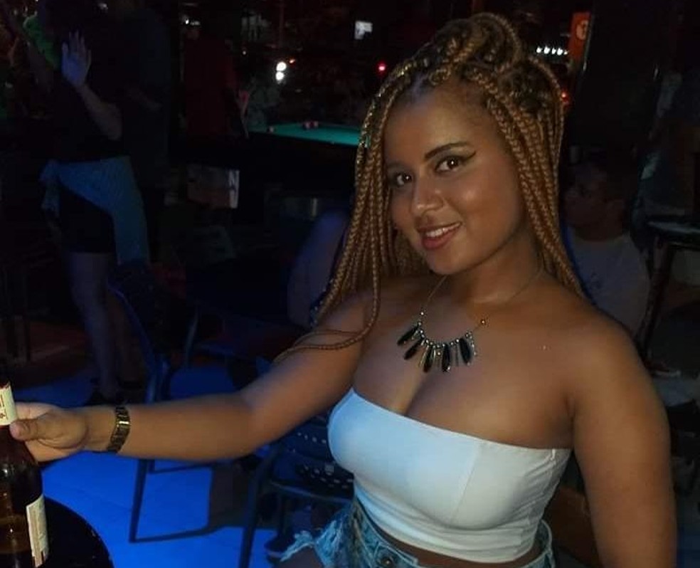 Raiane Silva Martins, de 21 anos, levava o filho para a escola quando o imÃ³vel desabou â?? Foto: ReproduÃ§Ã£o