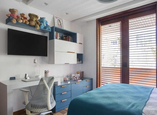 QUARTO DE ADOLESCENTE | Também com toques de azul e branco, o dormitório possui televisão e escrivaninha, além do espaço para dormir (Foto: Denilson Machado/ Divulgação)