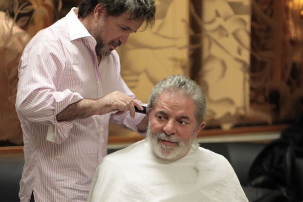 Wanderley Nunes corta o cabelo de Lula (Foto: Arquivo pessoal/divulgação)