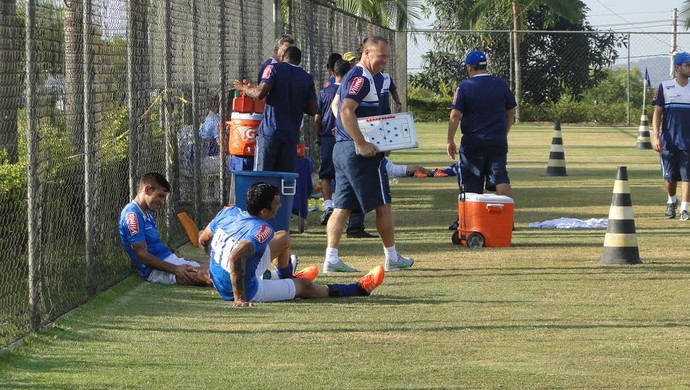 Na prancheta: Mano Menezes dá instruções para Arrascaeta e Ariel