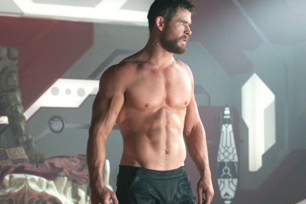 O ator Chris Hemsworth sem camisa em cena de Thor: Ragnarok (2017) (Foto: Reprodução)