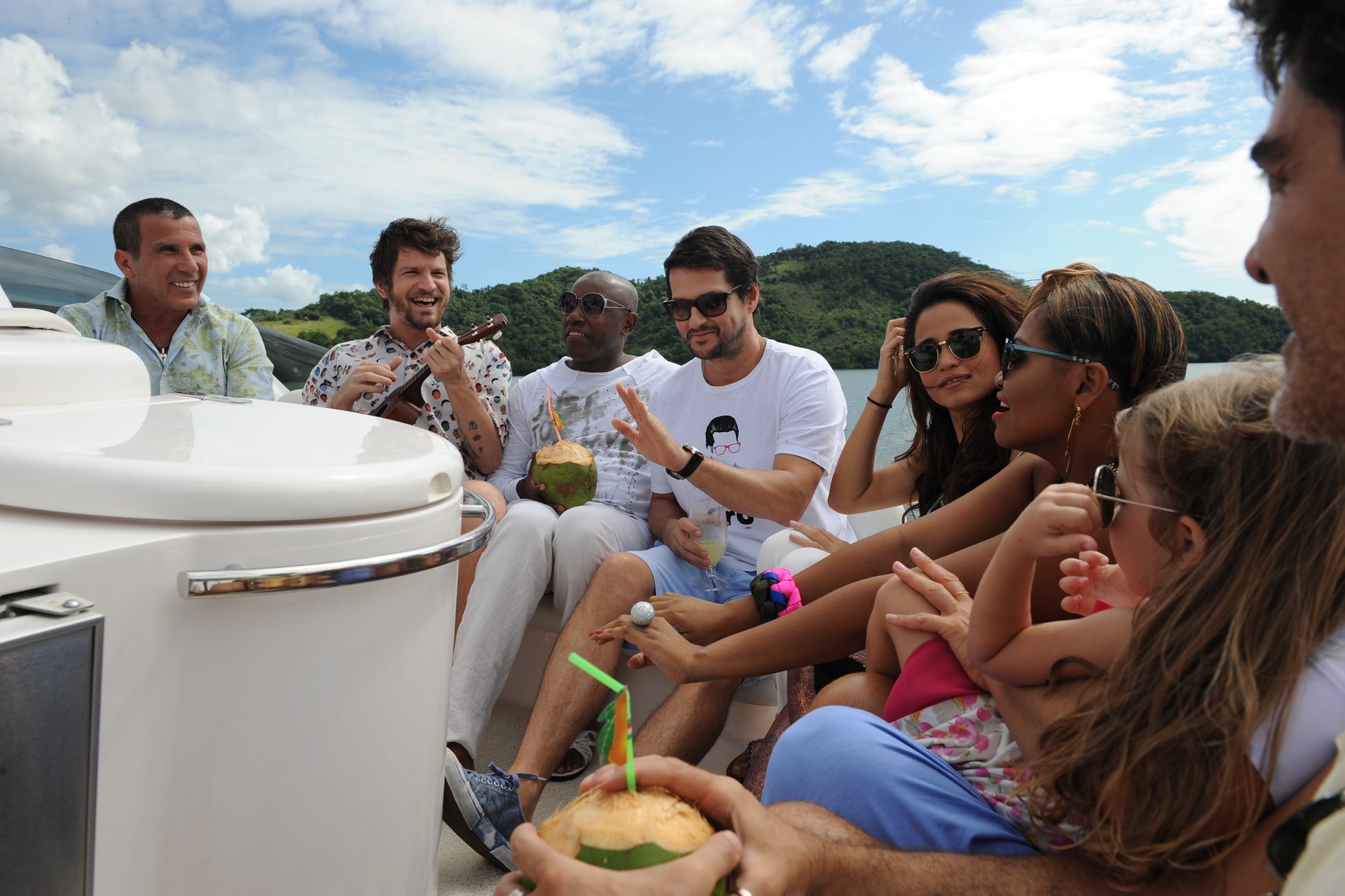 Animados, Xuxa e convidados curtem passeio de barco (Foto: TVGlobo/Blad Meneghel)