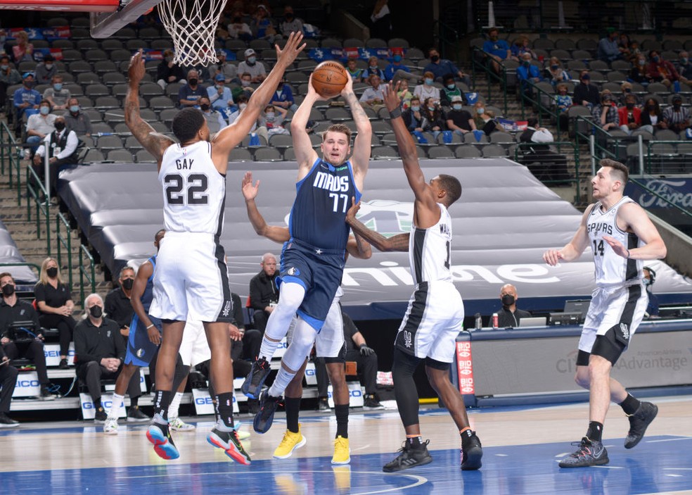 Luka Doncic brilhou na vitória do Dallas Mavericks — Foto: Glenn James/NBAE