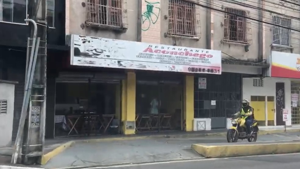 Alguns comércios que não considerados essenciais mantêm as atividades em Fortaleza, apesar da proibição — Foto: Reprodução