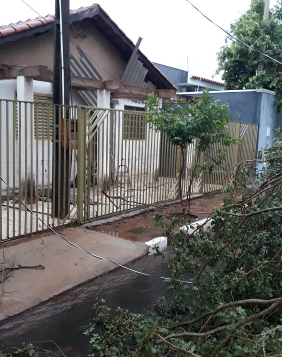 Telhados caíram com temporal em Narandiba — Foto: Lauro Barbosa/Cedida