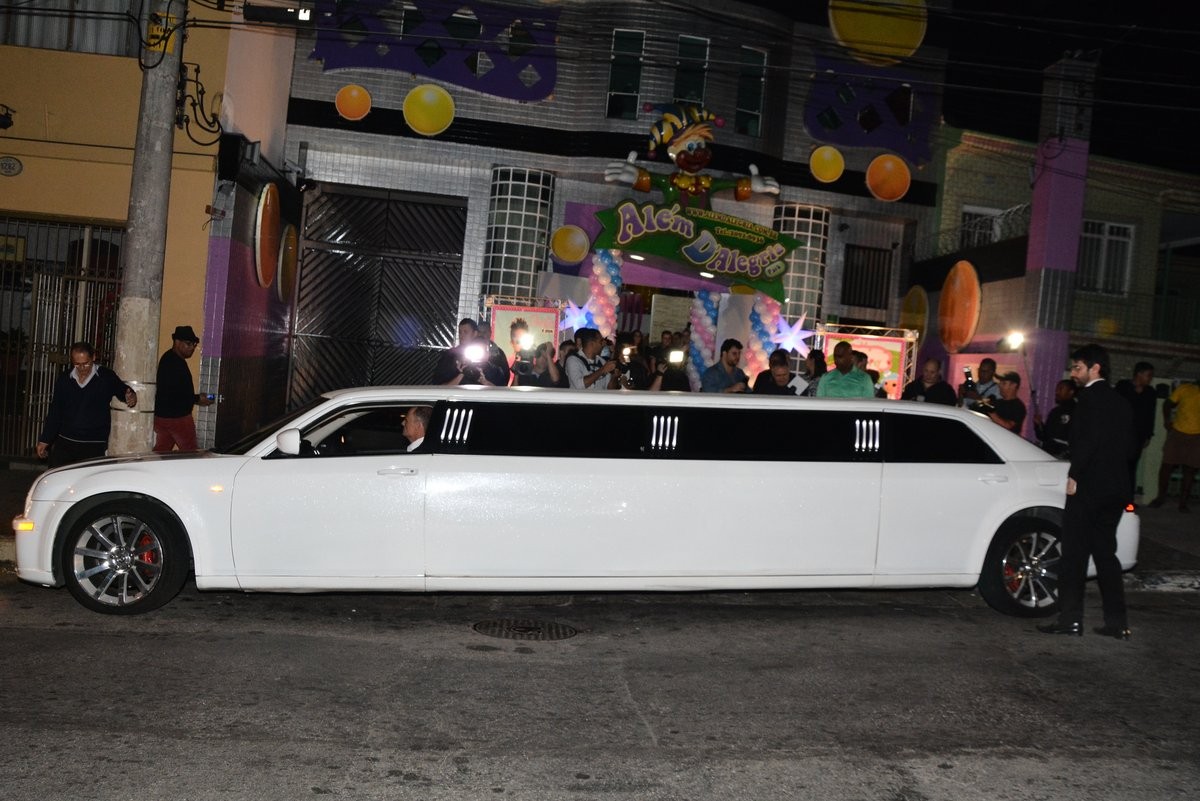 Família de Scheila Carvalho chegou em limousine (Foto: Caio Duran e Thiago Duran/Agnews)