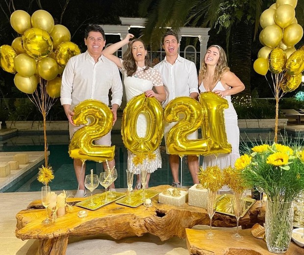 César Filho e Elaine Mickely decoraram a mansão com balões dourados e girassóis (Foto: Reprodução/Instagram)