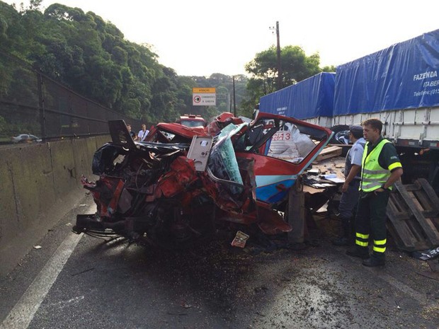 Acidente deixou um dos veículos totalmente destruído, em Cubatão (Foto: Solange Freitas/TV Tribuna)