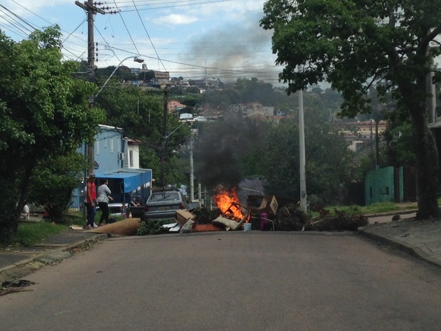 Moradores da Vila Cruzeiro bloquearam Rua Malvinas por falta de luz (Foto: Caio Klein/Arquivo Pessoal)