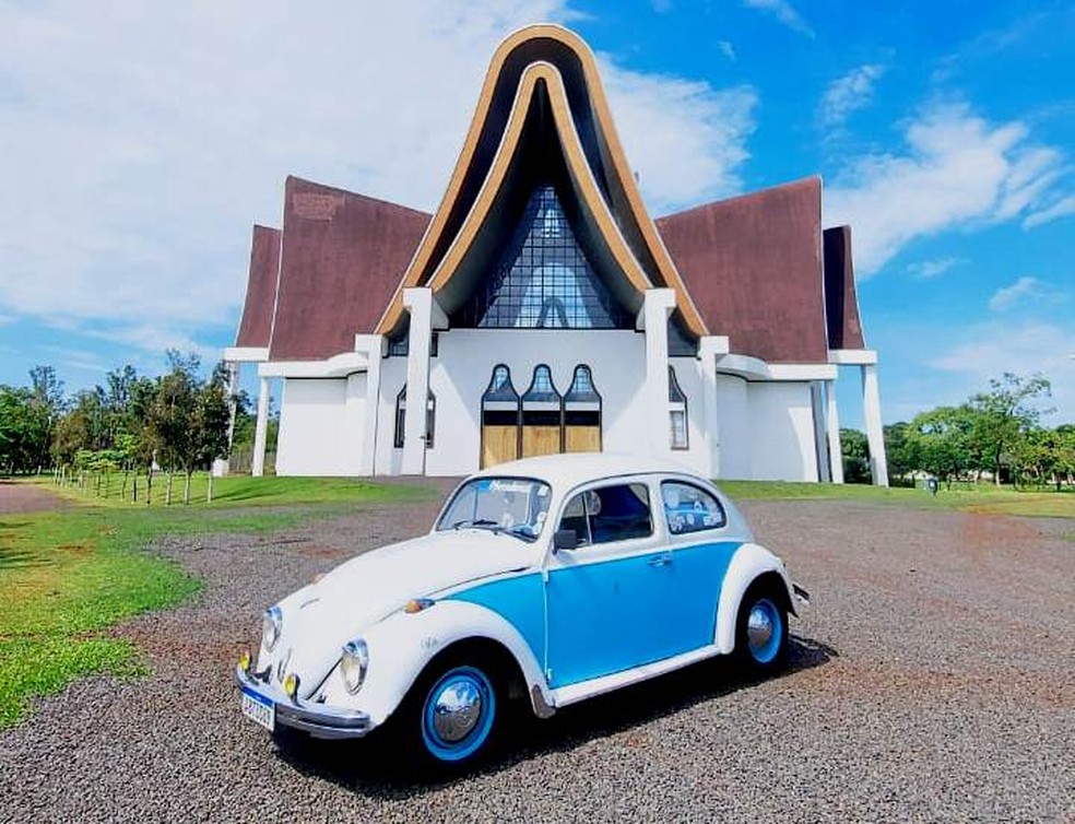 Fusca Alice e a Catedral de Nossa Senhora de Guadalupe, em Foz do Iguaçu — Foto: Darling Beetle Foz/Divulgação