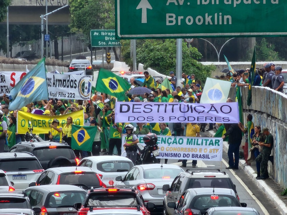 Bolsonaristas na Av. 23 de Maio, neste domingo (8) — Foto: Reprodução