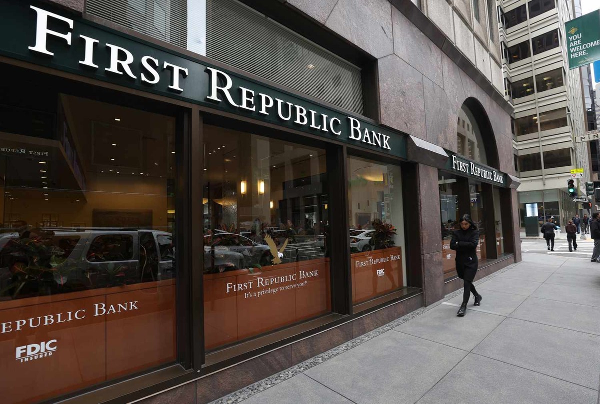 First Republic Bank should be next to fall in America;  According to Bloomberg, the bank is showing signs of decline and is evaluating a possible sale of the company