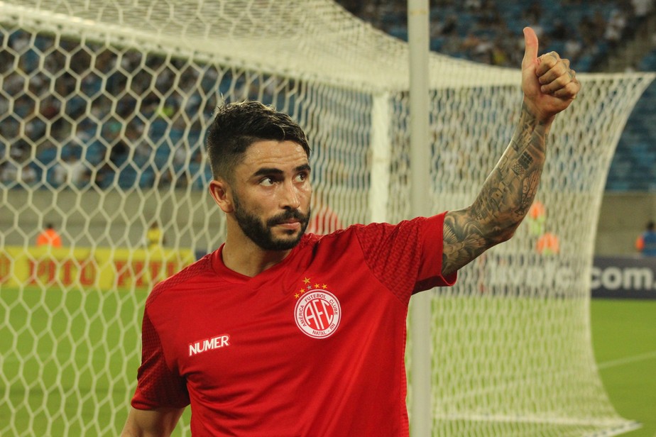Mesmo com incerteza do calendário, América-RN renova com Dione até o fim do ano