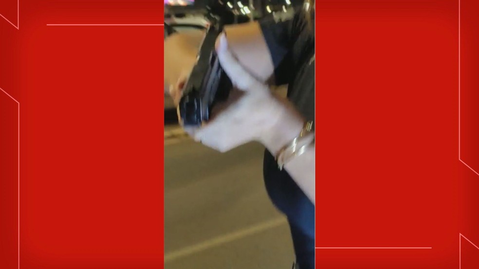 Policial penal aponta arma para motociclista durante discussão no trânsito, no DF — Foto: Reprodução