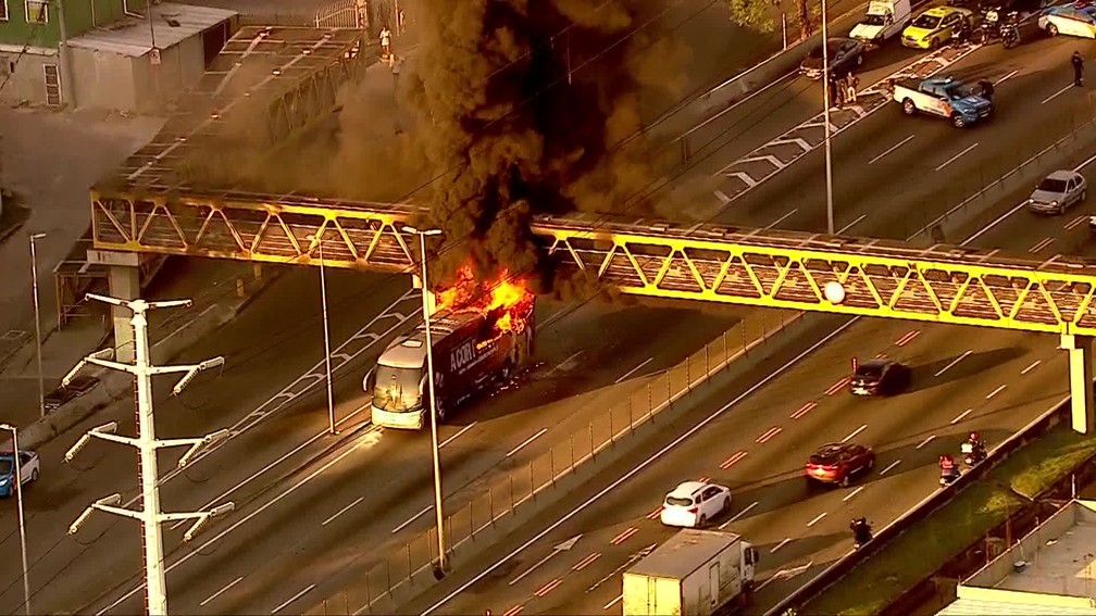 Ônibus pegou fogo na Linha Amarela, no Rio — Foto: Reprodução/ TV Globo