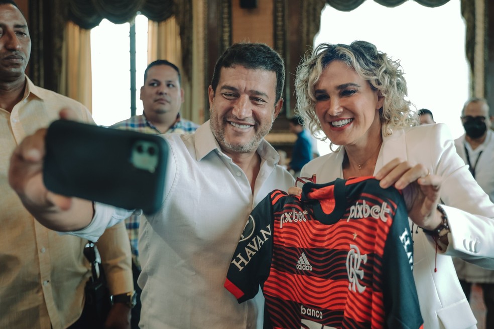 Cynthia Viteri, prefeita de Guayaquil, com a camisa do Flamengo &mdash; Foto: Reprodu&ccedil;&atilde;o