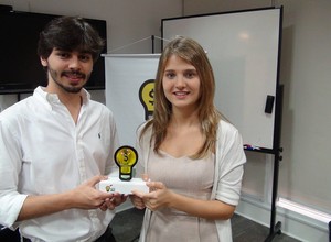 Thiago Brandão recebeu o troféu da 2ª edição do Desafio Buscapé com a sócia Nara Iacham (Foto: Divulgação)