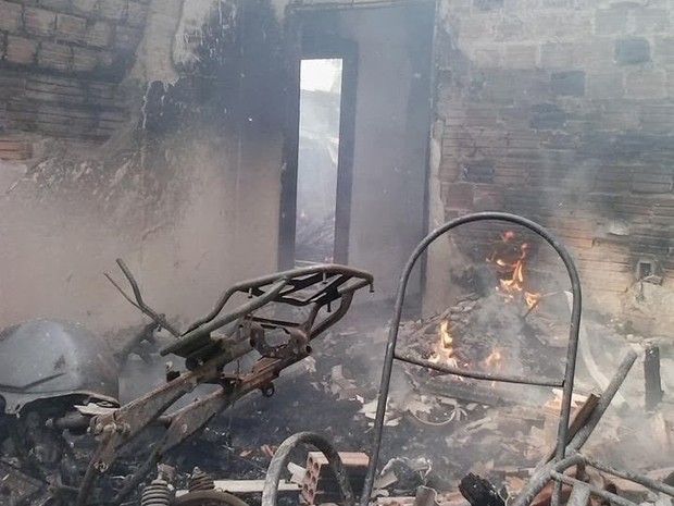 Casa foi incendiada nesta quinta-feira (30), em Rosário (Foto: Carlinhos Cruz/Rosário em Foco)