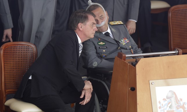 General Villas Bôas conversa com Bolsonaro, então presidente eleito, durante cerimônia no Rio em novembro de 2018
