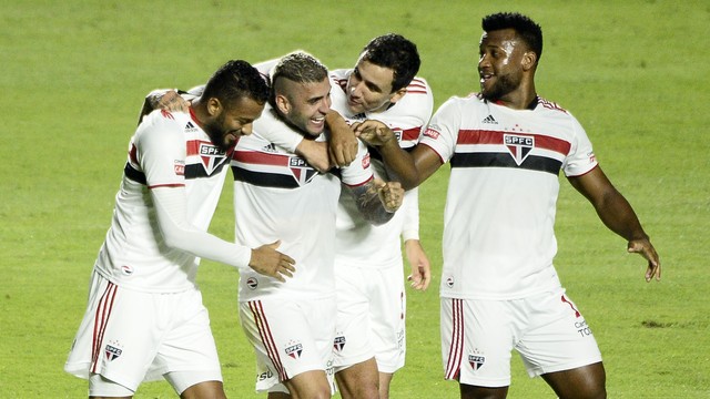 Reinaldo, Liziero, Pablo e Luan comemoram gol do São Paulo contra a Ferroviária
