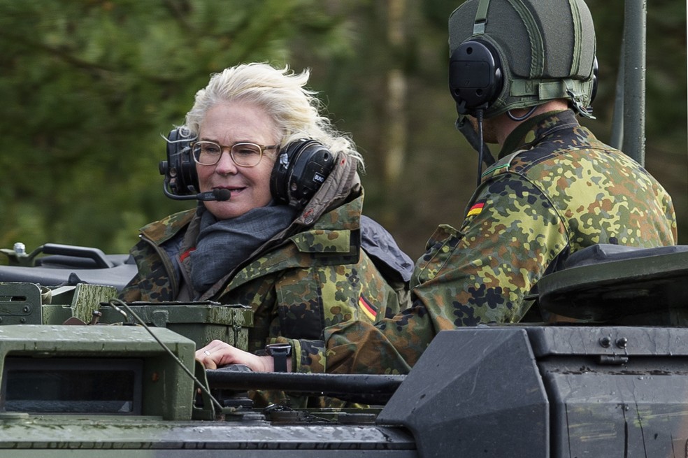 Christine Lambrecht, ministra alemã sobre um tanque em visita a Munique em 7 de fevereiro de 2022 — Foto: Philipp Schulze/dpa via AP