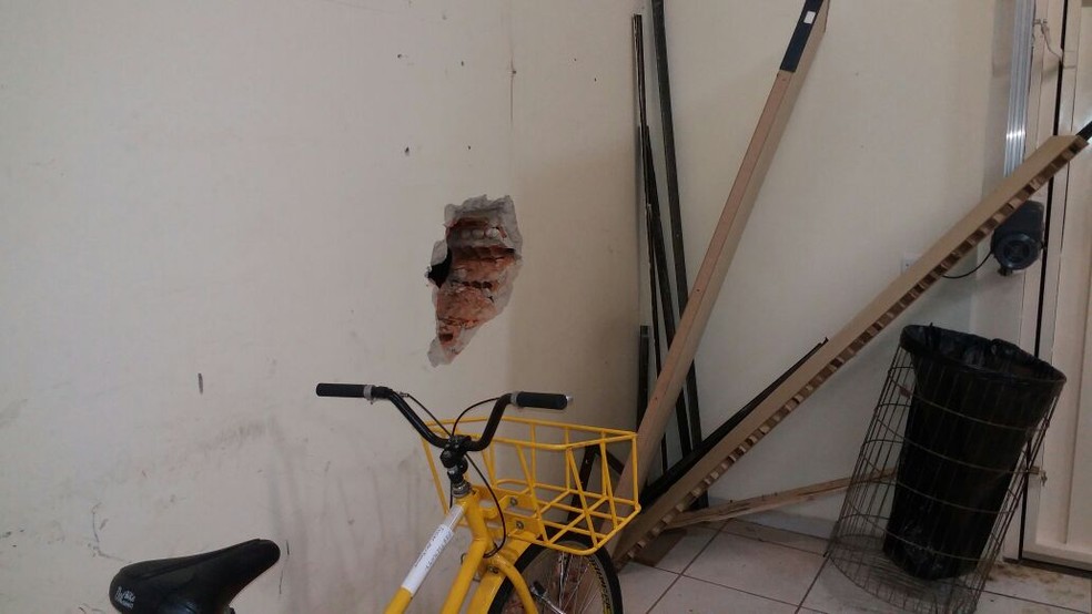 Bandidos fizeram buraco na parede dos Correios, em Osvaldo Cruz (Foto: Cedida/Polícia Militar)