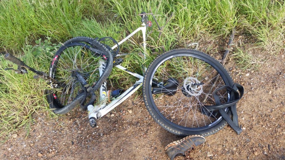 Bicicleta de um dos ciclistas mortos — Foto: PRF / Divulgação