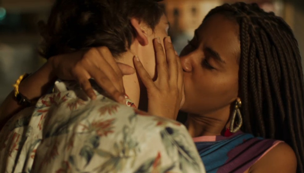 Jaqueline (Gabz) e Thiago (Danilo Maia) trocam beijos em 'Malhação - Toda Forma de Amar' — Foto: Globo