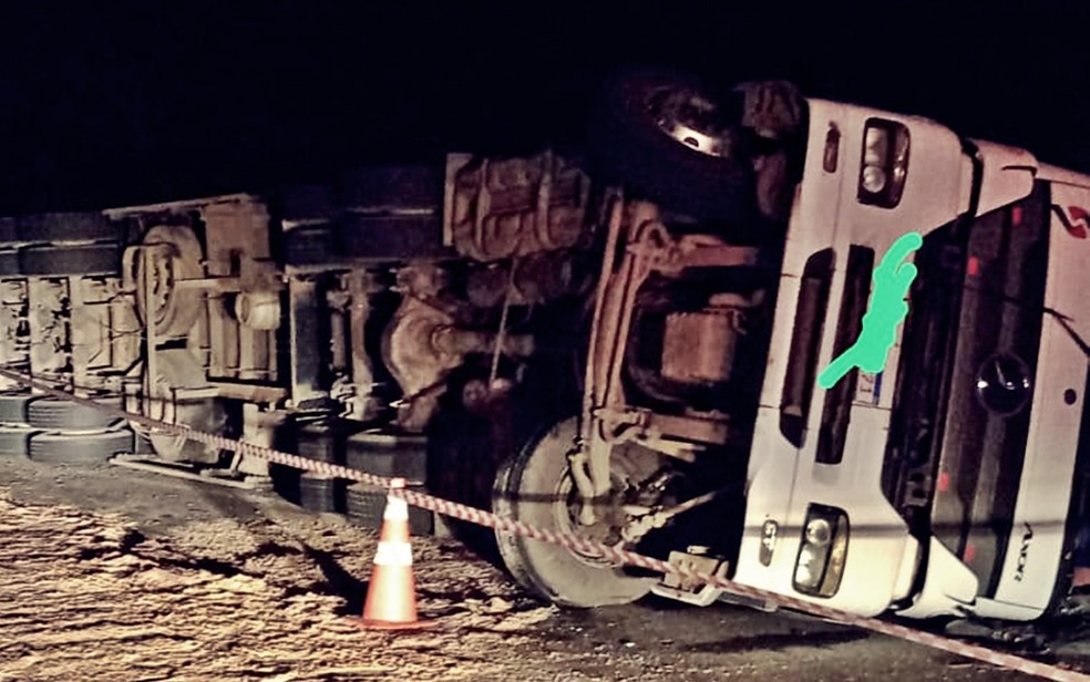 Caminhão com carga de vidro tomba na BR-459 em Piranguinho, MG — Foto: Polícia Militar Rodoviária 