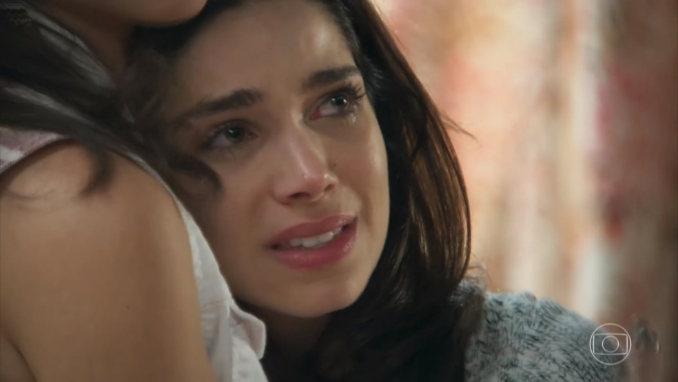 Shirlei (Sabrina Petraglia) fica arrasada após ouvir ofensas de Carmela (Chandelly Braz) - 'Haja Coração — Foto: Globo