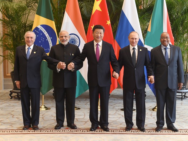 Chinese President Xi Jinping, center, poses with, from left, Brazilian President Michel Temer, Indian Prime Minister Narendra Modi, Russian President Vladimir Putin and South African President Jacob Zuma for a group photo at the West Lake State Guest Hous (Foto: Wang Zhao/Pool Photo via AP)