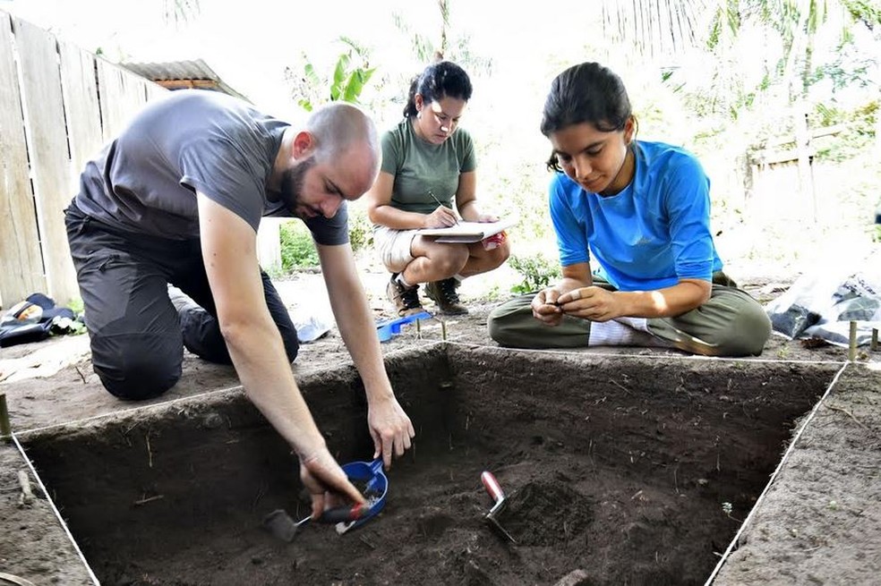 Pesquisadores atuam em comunidade do AM (Foto: Divulgação/Adriano Gambarini)