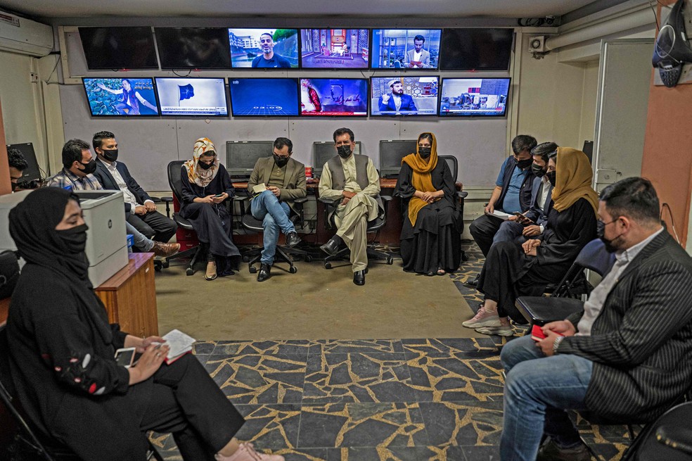 Apresentadores de TV do Afeganistão usam máscara em protesto contra uso  obrigatório de burca para mulheres | Mundo | O Globo