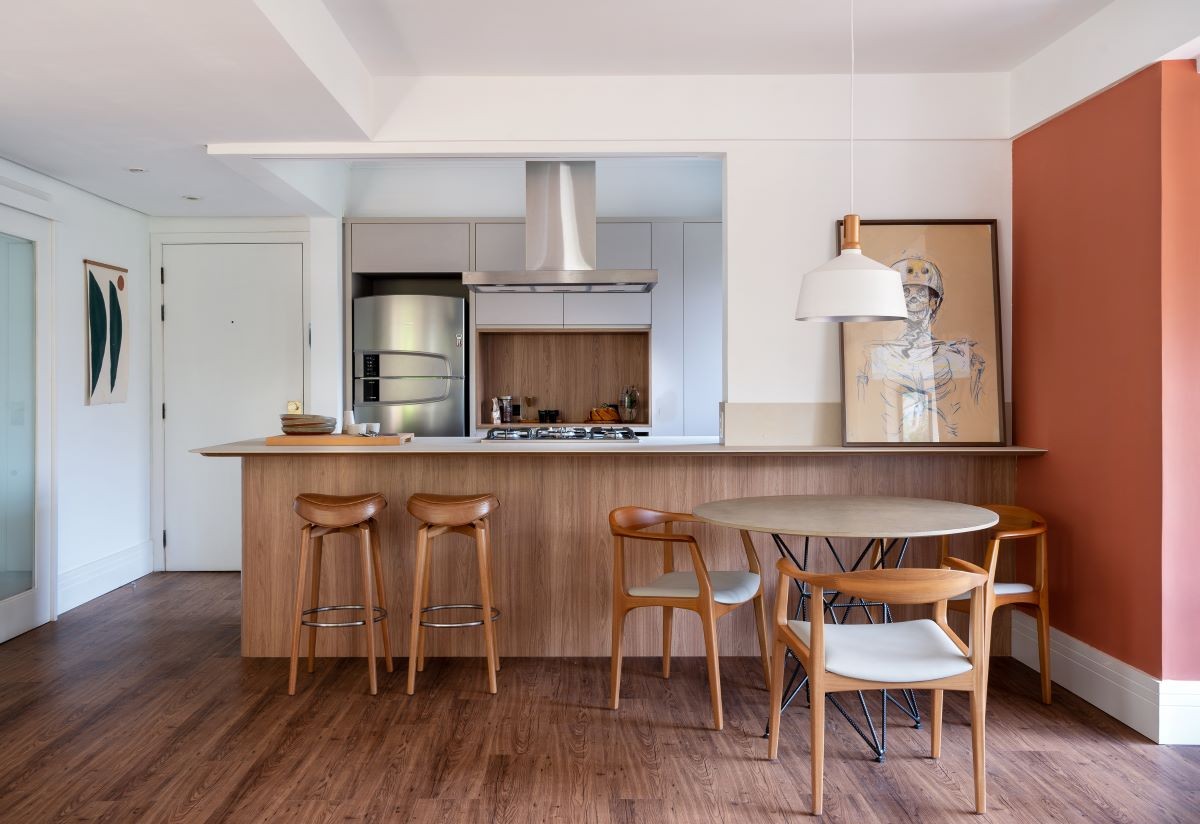 INTEGRAÇÃO | A cozinha é o coração do apê, e a integração entre o ambiente e a sala é o que mais reflete o estilo de arquitetura de Dado. Mesa de jantar é da Mezas e cadeiras de jantar de Aristeu Pires. Quadro de caveira é de Raphael de Luca (Foto: Roberta Gewehr / Divulgação)
