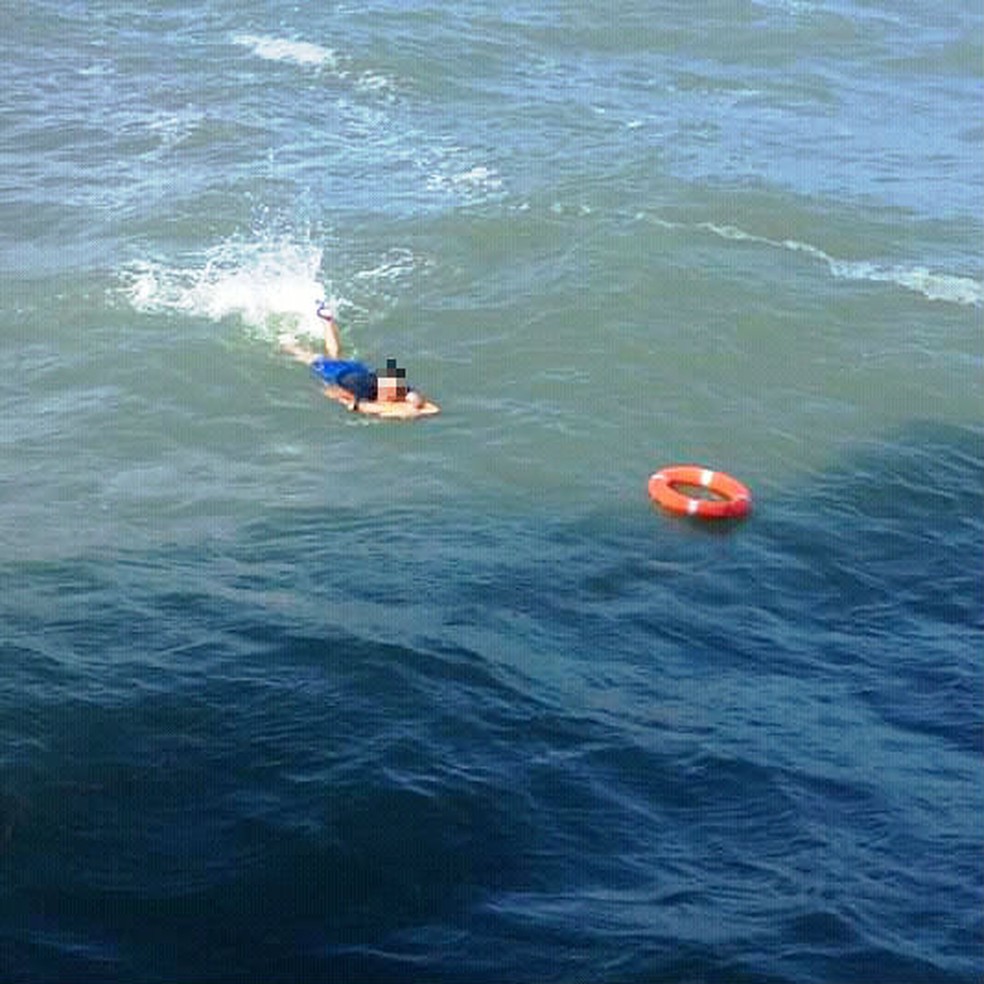 Tripulantes lançaram boia para socorrer surfista em mar aberto em Santos, SP — Foto: Divulgação/Corpo de Bombeiros 