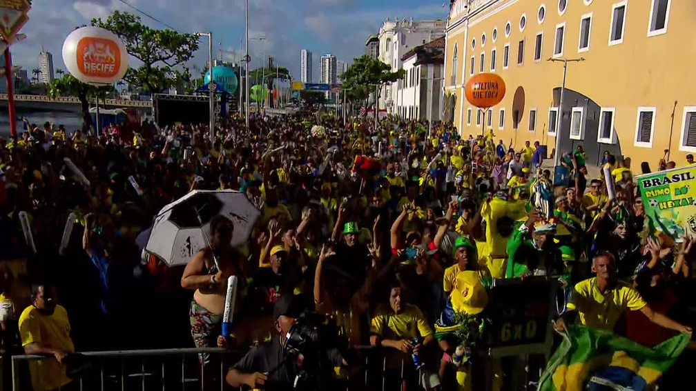 Cais da Alfândega, no Recife, ficou lotado na transmissão do jogo do Brasil — Foto: Reprodução/TV Globo 