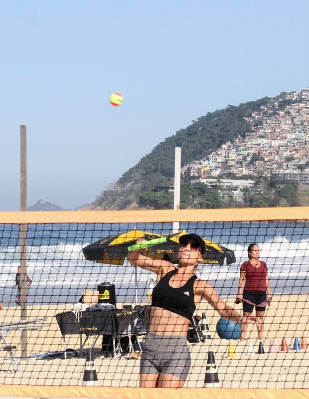 Luiza Valdetaro faz aula de beach tennis (Foto: Daniel Delmiro/AgNews)