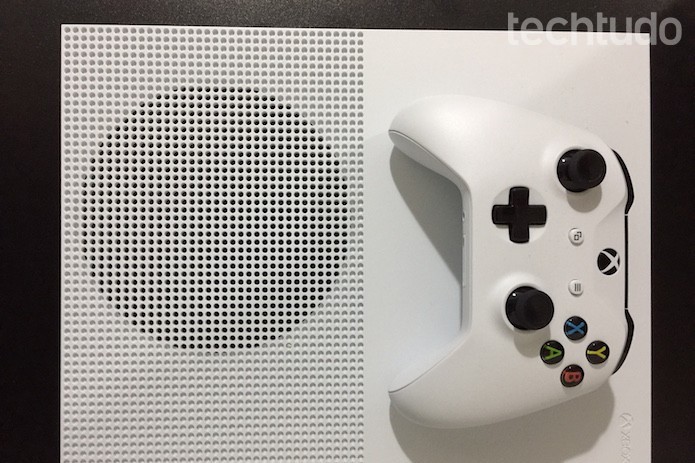 Xbox One S é 40% menor em comparação à versão anterior (Foto: Victor Teixeira/TechTudo)