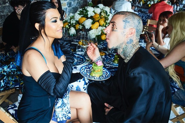 Kourtney Kardashian abriu o álbum do casamento com Travis Barker na Itália (Foto: Reprodução / Instagram )