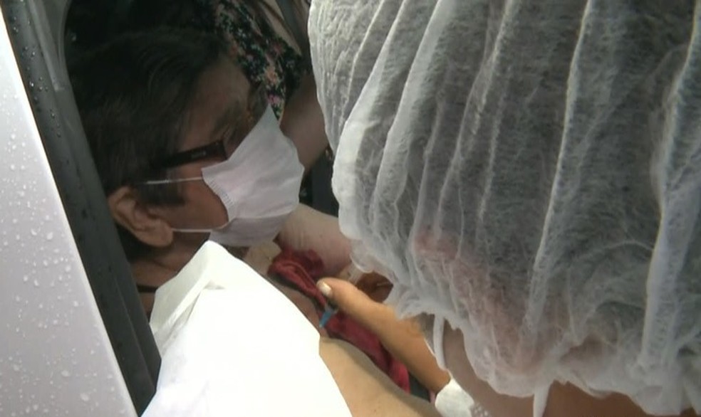 Francisca recebe a vacina contra Covid-19 em Teresina — Foto: Reprodução/TV Clube