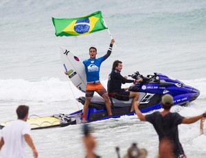 Filipe Toledo ergue a bandeira do Brasil depois de vencer etapa do Circuito Mundial de surfe em Gold Coast na Austrália  (Foto: WSL / Kirstin Scholtz)