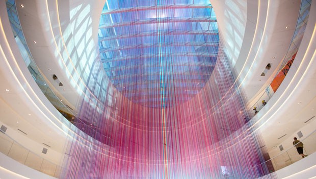 Shopping americano ganha instalação com 13 mil fios coloridos (Foto: Divulgação)