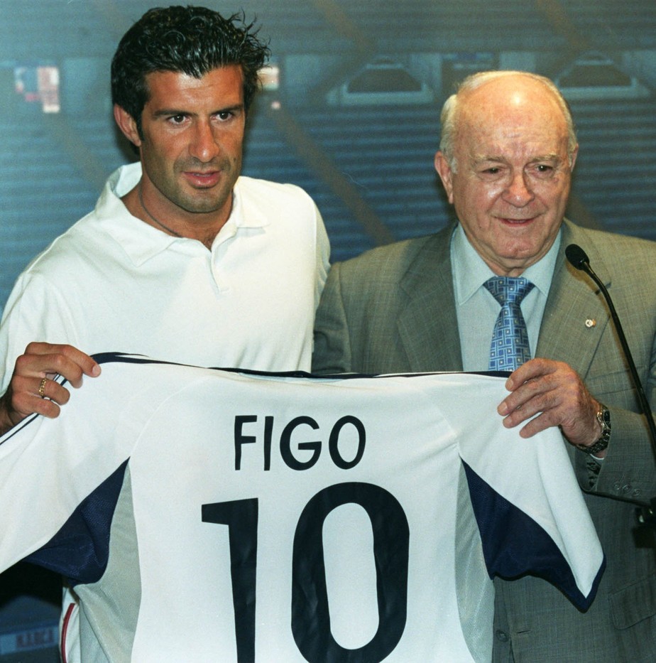 Luis Figo recebe a camisa 10 do Real Madrid das mãos de Di Stefano