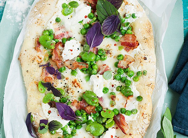 Pizza branca com ervilhas, favas e bacon (Foto: StockFood e Eising Studio - Food Photo e Video)