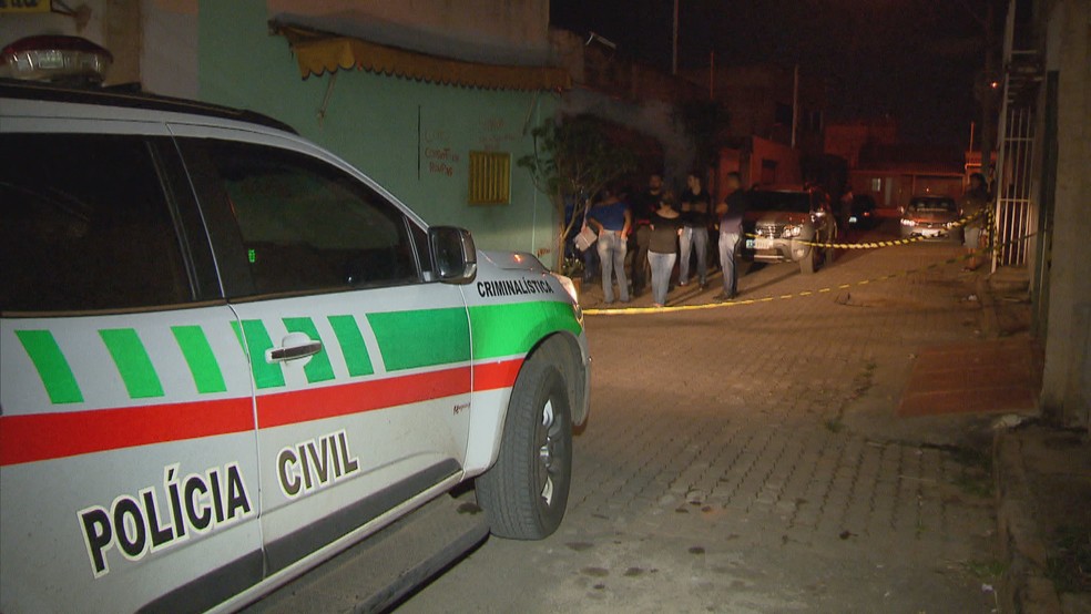 Polícia fechou a rua onde fica a casa da mulher assassinada no Itapoã — Foto: TV Globo / Reprodução