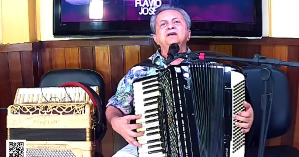 Longe dos palcos, Flávio José também fez lives. — Foto: Reprodução/Youtube