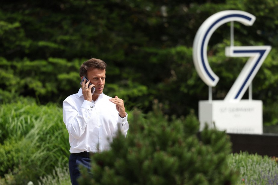 Presidente da França, Emmanuel Macron, fala no telefone durante encontro do G7, na Alemanha