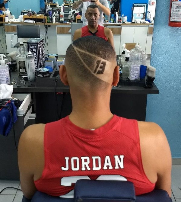 13 na cabeça: pai de Arana copia corte do filho e segue moda no Corinthians